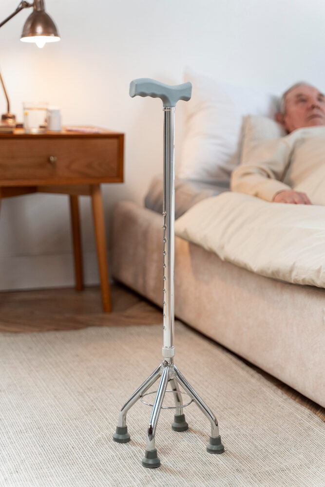 היתרונות במקל הליכה עם פנס